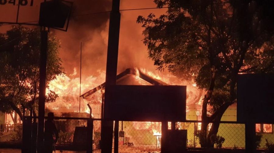 Beberapa bangunan terbakar di Wamena Papuansaat sejumlah orang mengantar jenazah Lukas Enembe.(Dok. Polda Papua)