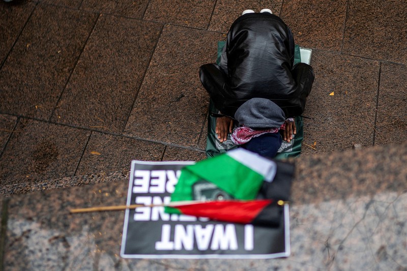Demonstran pro-Palestina melakukan unjuk rasa di area sekitar Times Square, News York, Amerika Serikat, Kamis (28/12/2023). (REUTERS/Eduardo Munoz)