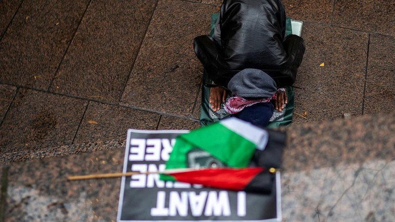 Demonstran pro-Palestina melakukan unjuk rasa di area sekitar Times Square, News York, Amerika Serikat, Kamis (28/12/2023). (REUTERS/Eduardo Munoz)