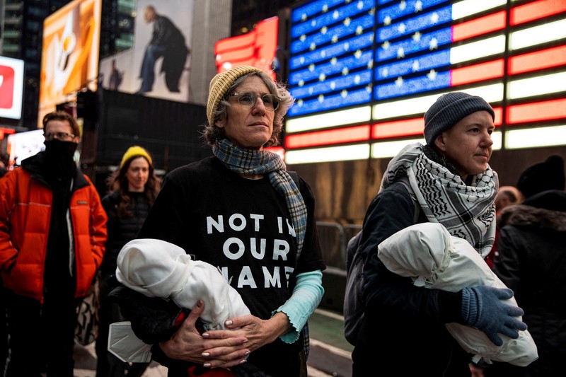 Demonstran pro-Palestina melakukan unjuk rasa di area sekitar Times Square, News York, Amerika Serikat, Kamis (28/12/2023). (REUTERS/Eduardo Munoz) Demonstran pro-Palestina melakukan unjuk rasa di area sekitar Times Square, News York, Amerika Serikat, Kamis (28/12/2023). (REUTERS/Eduardo Munoz)