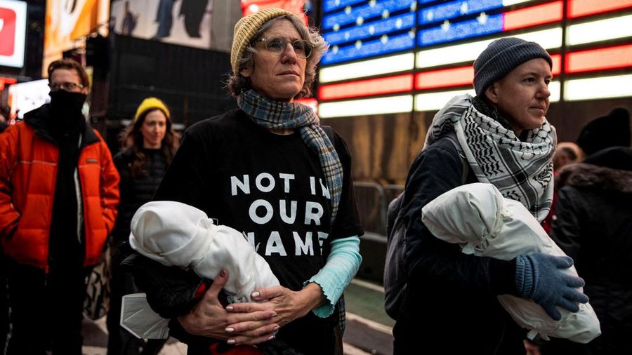 Demonstran pro-Palestina melakukan unjuk rasa di area sekitar Times Square, News York, Amerika Serikat, Kamis (28/12/2023). (REUTERS/Eduardo Munoz)