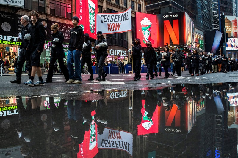 Demonstran pro-Palestina melakukan unjuk rasa di area sekitar Times Square, News York, Amerika Serikat, Kamis (28/12/2023). (REUTERS/Eduardo Munoz) Demonstran pro-Palestina melakukan unjuk rasa di area sekitar Times Square, News York, Amerika Serikat, Kamis (28/12/2023). (REUTERS/Eduardo Munoz)