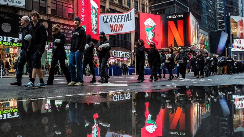 Demonstran pro-Palestina melakukan unjuk rasa di area sekitar Times Square, News York, Amerika Serikat, Kamis (28/12/2023). (REUTERS/Eduardo Munoz)