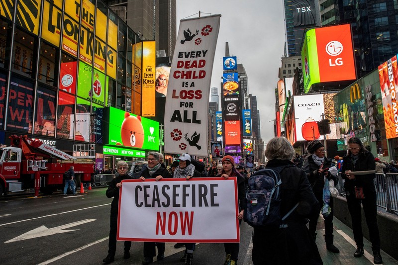 Demonstran pro-Palestina melakukan unjuk rasa di area sekitar Times Square, News York, Amerika Serikat, Kamis (28/12/2023). (REUTERS/Eduardo Munoz)