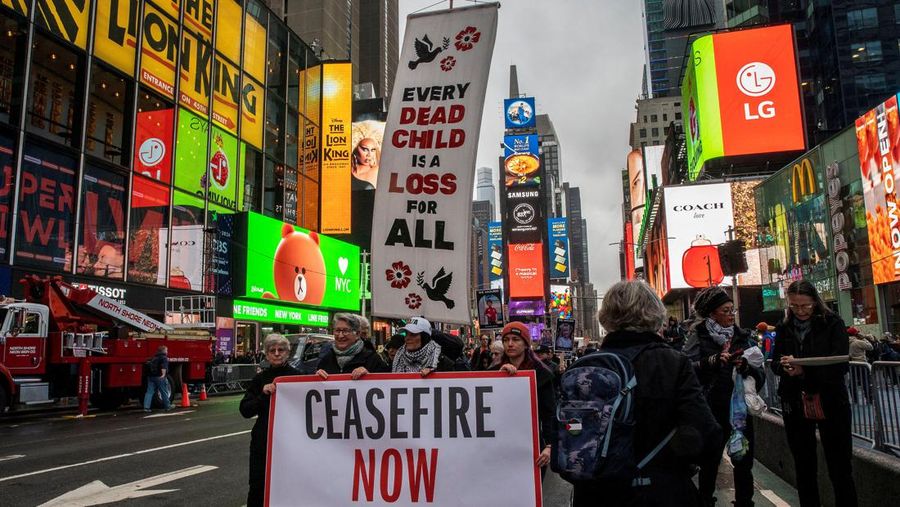 Demonstran pro-Palestina melakukan unjuk rasa di area sekitar Times Square, News York, Amerika Serikat, Kamis (28/12/2023). (REUTERS/Eduardo Munoz)