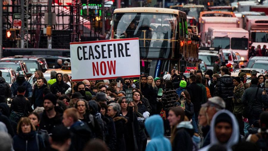 Demonstran pro-Palestina melakukan unjuk rasa di area sekitar Times Square, News York, Amerika Serikat, Kamis (28/12/2023). (REUTERS/Eduardo Munoz)