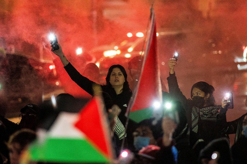 Demonstran pro-Palestina melakukan unjuk rasa di area sekitar Times Square, News York, Amerika Serikat, Kamis (28/12/2023). (REUTERS/Eduardo Munoz) Demonstran pro-Palestina melakukan unjuk rasa di area sekitar Times Square, News York, Amerika Serikat, Kamis (28/12/2023). (REUTERS/Eduardo Munoz)