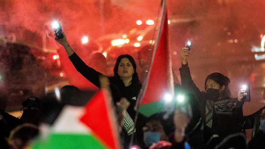 Demonstran pro-Palestina melakukan unjuk rasa di area sekitar Times Square, News York, Amerika Serikat, Kamis (28/12/2023). (REUTERS/Eduardo Munoz)