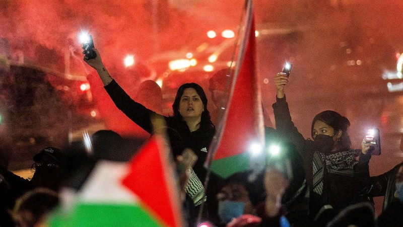 Demonstran pro-Palestina melakukan unjuk rasa di area sekitar Times Square, News York, Amerika Serikat, Kamis (28/12/2023). (REUTERS/Eduardo Munoz)