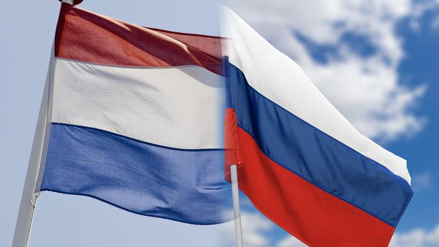 Foto kolase bendera Rusia dan Belanda. (Dok. Pixabay & Freepik)
