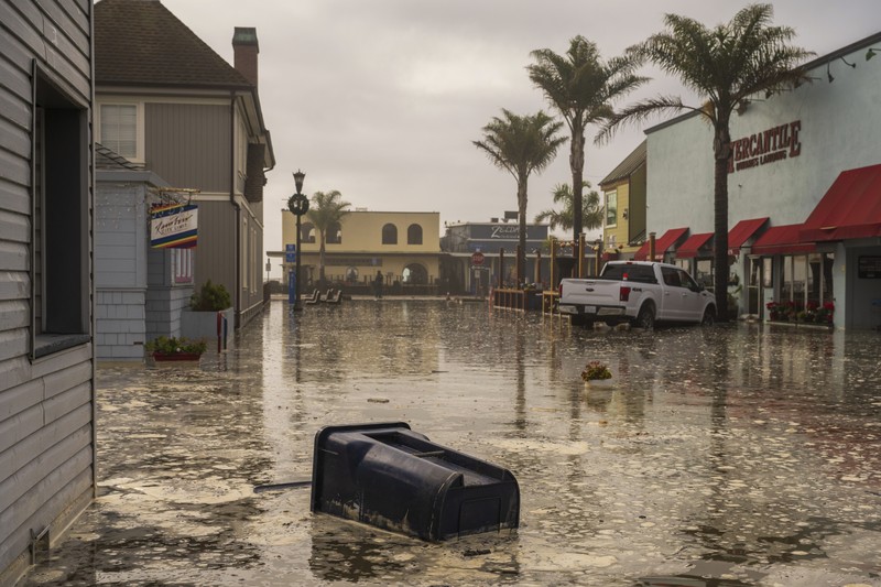 Orang-orang menyaksikan ombak di dekat Dermaga Kota Pacifica di Pacifica, California, Kamis, 28 Desember 2023. Ombak yang kuat bergulung ke pantai-pantai di Pantai Barat dan Hawaii ketika gelombang besar yang dihasilkan oleh badai Samudra Pasifik mendorong menuju garis pantai. (Stephen Lam/San Francisco Chronicle via AP)