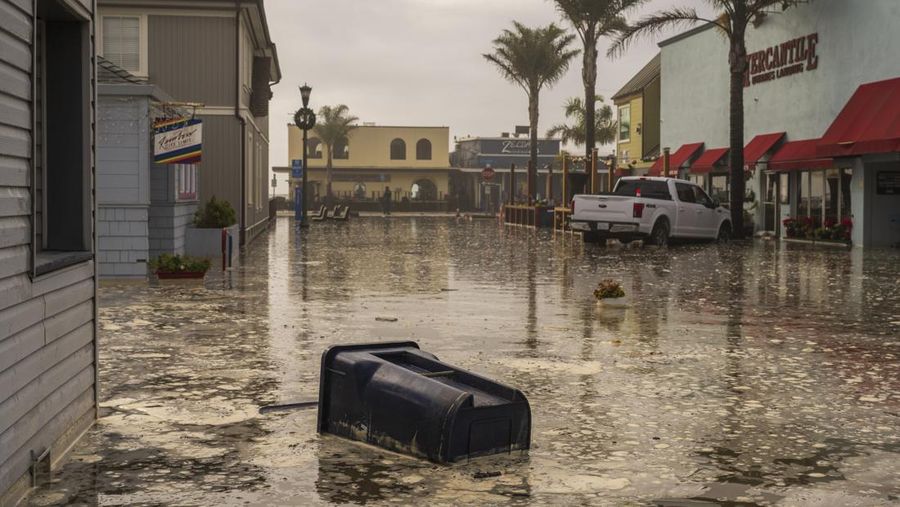 Orang-orang menyaksikan ombak di dekat Dermaga Kota Pacifica di Pacifica, California, Kamis, 28 Desember 2023. Ombak yang kuat bergulung ke pantai-pantai di Pantai Barat dan Hawaii ketika gelombang besar yang dihasilkan oleh badai Samudra Pasifik mendorong menuju garis pantai. (Stephen Lam/San Francisco Chronicle via AP)