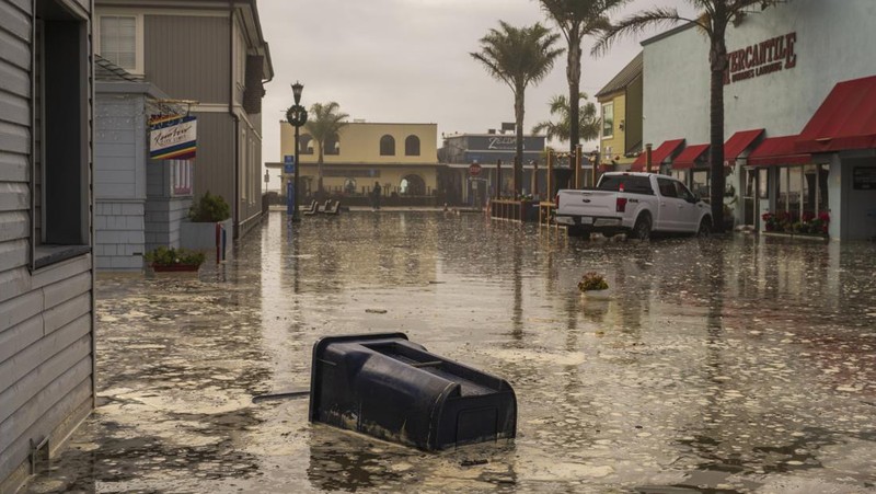 Orang-orang menyaksikan ombak di dekat Dermaga Kota Pacifica di Pacifica, California, Kamis, 28 Desember 2023. Ombak yang kuat bergulung ke pantai-pantai di Pantai Barat dan Hawaii ketika gelombang besar yang dihasilkan oleh badai Samudra Pasifik mendorong menuju garis pantai. (Stephen Lam/San Francisco Chronicle via AP)