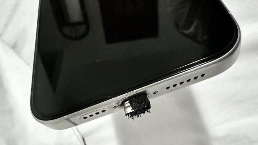 Seorang pengguna iPhone 15 Pro Max membagikan foto kabel charger yang meleleh saat digunakan untuk mengecas iPhone 15 Pro Max.