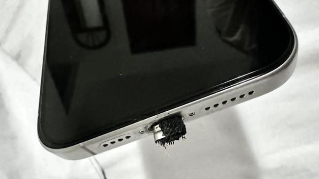 Bahaya Besar Pinjam Kabel Charger Orang Buat Ngecas HP, Segera Hindari