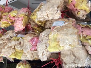 Harganya Mulai Rp 8 Ribu! Kerupuk Melarat Jadi Oleh-oleh Laris di Pantura
