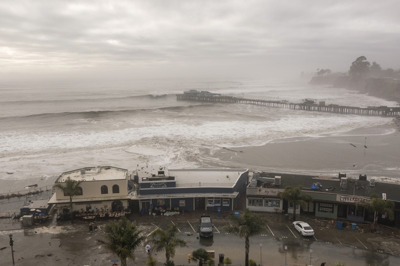 Orang-orang menyaksikan ombak di dekat Dermaga Kota Pacifica di Pacifica, California, Kamis, 28 Desember 2023. Ombak yang kuat bergulung ke pantai-pantai di Pantai Barat dan Hawaii ketika gelombang besar yang dihasilkan oleh badai Samudra Pasifik mendorong menuju garis pantai. Orang-orang menyaksikan ombak di dekat Dermaga Kota Pacifica di Pacifica, California, Kamis, 28 Desember 2023. Ombak yang kuat bergulung ke pantai-pantai di Pantai Barat dan Hawaii ketika gelombang besar yang dihasilkan oleh badai Samudra Pasifik mendorong menuju garis pantai. (Stephen Lam/San Francisco Chronicle via AP)