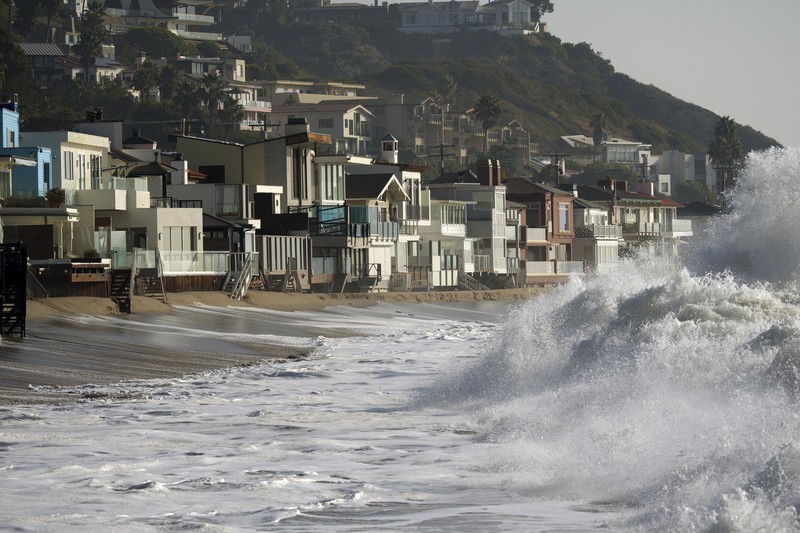 Orang-orang menyaksikan ombak di dekat Dermaga Kota Pacifica di Pacifica, California, Kamis, 28 Desember 2023. Ombak yang kuat bergulung ke pantai-pantai di Pantai Barat dan Hawaii ketika gelombang besar yang dihasilkan oleh badai Samudra Pasifik mendorong menuju garis pantai. Orang-orang menyaksikan ombak di dekat Dermaga Kota Pacifica di Pacifica, California, Kamis, 28 Desember 2023. Ombak yang kuat bergulung ke pantai-pantai di Pantai Barat dan Hawaii ketika gelombang besar yang dihasilkan oleh badai Samudra Pasifik mendorong menuju garis pantai. (Stephen Lam/San Francisco Chronicle via AP)