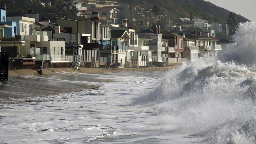 Ombak pecah di dekat rumah-rumah pantai di Malibu, California, pada Kamis, 28 Desember 2023. Ombak yang kuat bergulung ke pantai-pantai di Pantai Barat dan Hawaii saat gelombang besar yang disebabkan oleh badai Samudra Pasifik mendorong menuju garis pantai. (AP Photo/Damian Dovarganes)
