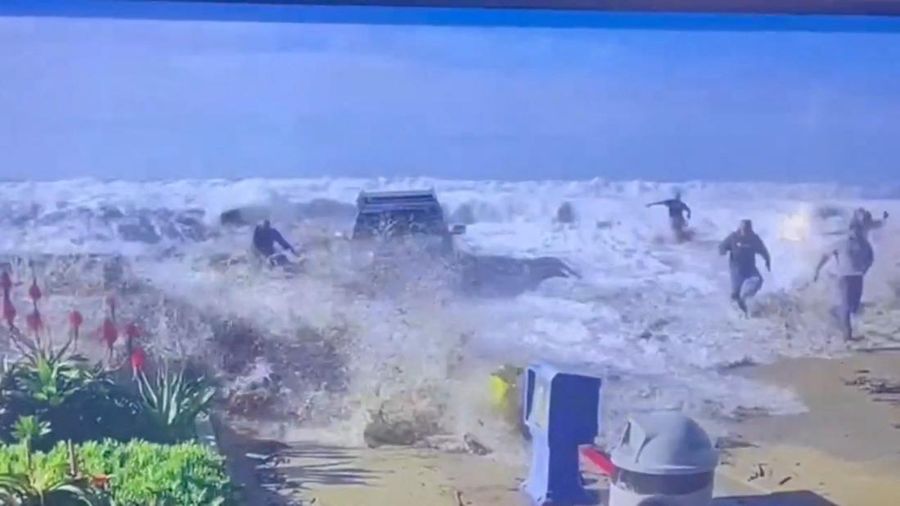 Orang-orang menyaksikan ombak di dekat Dermaga Kota Pacifica di Pacifica, California, Kamis, 28 Desember 2023. Ombak yang kuat bergulung ke pantai-pantai di Pantai Barat dan Hawaii ketika gelombang besar yang dihasilkan oleh badai Samudra Pasifik mendorong menuju garis pantai. (Stephen Lam/San Francisco Chronicle via AP)