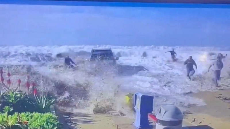 Orang-orang menyaksikan ombak di dekat Dermaga Kota Pacifica di Pacifica, California, Kamis, 28 Desember 2023. Ombak yang kuat bergulung ke pantai-pantai di Pantai Barat dan Hawaii ketika gelombang besar yang dihasilkan oleh badai Samudra Pasifik mendorong menuju garis pantai. (Stephen Lam/San Francisco Chronicle via AP)