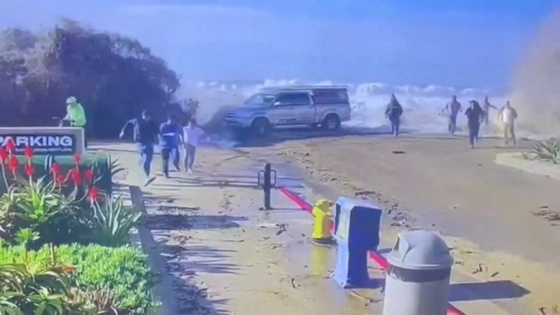Orang-orang menyaksikan ombak di dekat Dermaga Kota Pacifica di Pacifica, California, Kamis, 28 Desember 2023. Ombak yang kuat bergulung ke pantai-pantai di Pantai Barat dan Hawaii ketika gelombang besar yang dihasilkan oleh badai Samudra Pasifik mendorong menuju garis pantai. Orang-orang menyaksikan ombak di dekat Dermaga Kota Pacifica di Pacifica, California, Kamis, 28 Desember 2023. Ombak yang kuat bergulung ke pantai-pantai di Pantai Barat dan Hawaii ketika gelombang besar yang dihasilkan oleh badai Samudra Pasifik mendorong menuju garis pantai. (Stephen Lam/San Francisco Chronicle via AP)