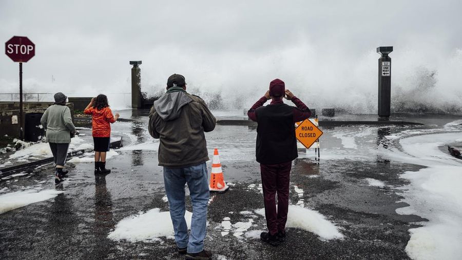 Orang-orang menyaksikan ombak di dekat Dermaga Kota Pacifica di Pacifica, California, Kamis, 28 Desember 2023. Ombak yang kuat bergulung ke pantai-pantai di Pantai Barat dan Hawaii ketika gelombang besar yang dihasilkan oleh badai Samudra Pasifik mendorong menuju garis pantai. (Stephen Lam/San Francisco Chronicle via AP)