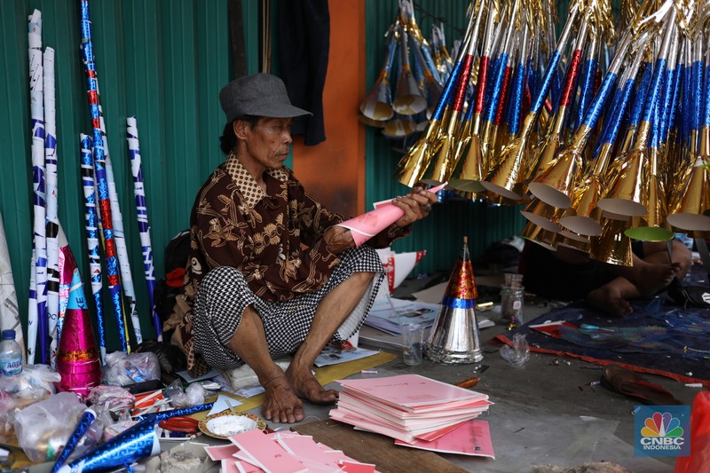 Pedagang meyelesaikan pembuatan trompet di kawasan Jalan Pintu Besar Selatan, Jakarta, Jumat (29/12/2023). Pedagang meyelesaikan pembuatan trompet di kawasan Jalan Pintu Besar Selatan, Jakarta, Jumat (29/12/2023). (CNBC Indonesia/Tri Susilo)