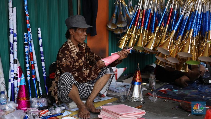 Pedagang meyelesaikan pembuatan trompet di kawasan Jalan Pintu Besar Selatan, Jakarta, Jumat (29/12/2023). (CNBC Indonesia/Tri Susilo)