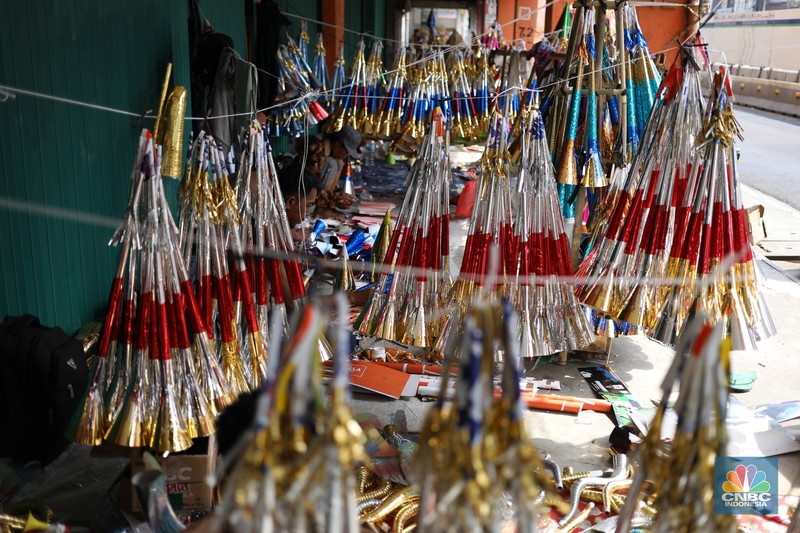 Pedagang meyelesaikan pembuatan trompet di kawasan Jalan Pintu Besar Selatan, Jakarta, Jumat (29/12/2023). Pedagang meyelesaikan pembuatan trompet di kawasan Jalan Pintu Besar Selatan, Jakarta, Jumat (29/12/2023). (CNBC Indonesia/Tri Susilo)