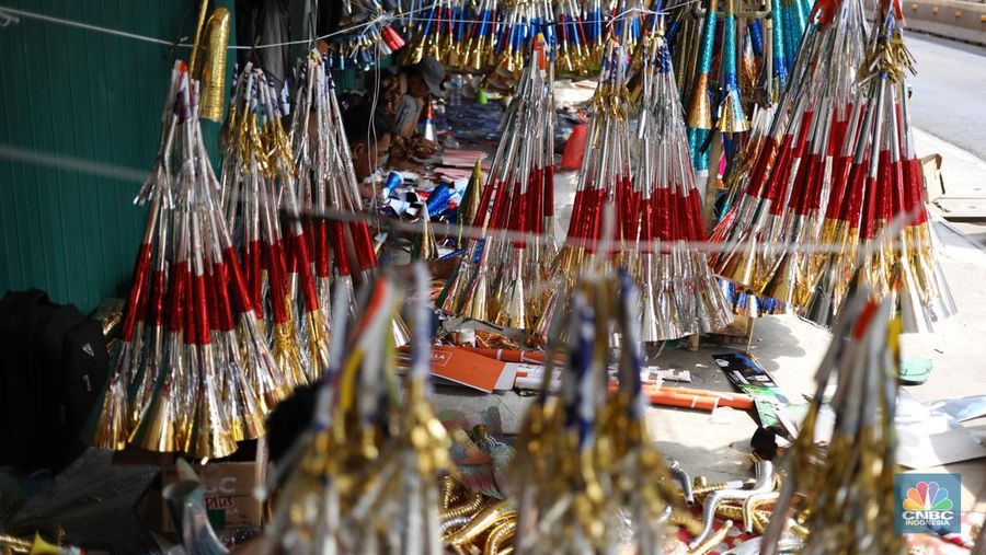 Pedagang meyelesaikan pembuatan trompet di kawasan Jalan Pintu Besar Selatan, Jakarta, Jumat (29/12/2023). (CNBC Indonesia/Tri Susilo)