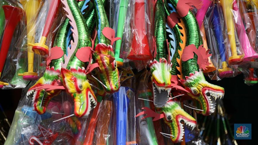 Pedagang meyelesaikan pembuatan trompet di kawasan Jalan Pintu Besar Selatan, Jakarta, Jumat (29/12/2023). (CNBC Indonesia/Tri Susilo)