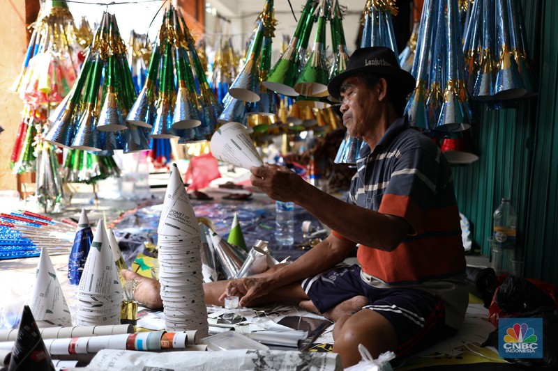 Pedagang meyelesaikan pembuatan trompet di kawasan Jalan Pintu Besar Selatan, Jakarta, Jumat (29/12/2023). Pedagang meyelesaikan pembuatan trompet di kawasan Jalan Pintu Besar Selatan, Jakarta, Jumat (29/12/2023). (CNBC Indonesia/Tri Susilo)