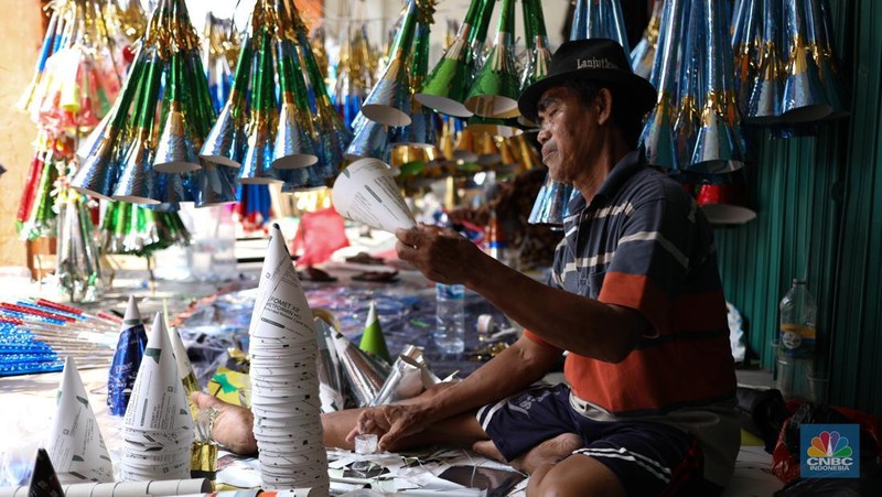 Pedagang meyelesaikan pembuatan trompet di kawasan Jalan Pintu Besar Selatan, Jakarta, Jumat (29/12/2023). (CNBC Indonesia/Tri Susilo)