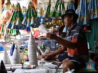 Jelang Ganti Tahun, Penjual Trompet Musiman Padati Jakarta