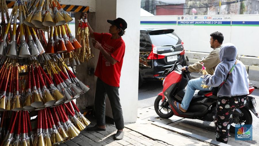 Pedagang meyelesaikan pembuatan trompet di kawasan Jalan Pintu Besar Selatan, Jakarta, Jumat (29/12/2023). (CNBC Indonesia/Tri Susilo)