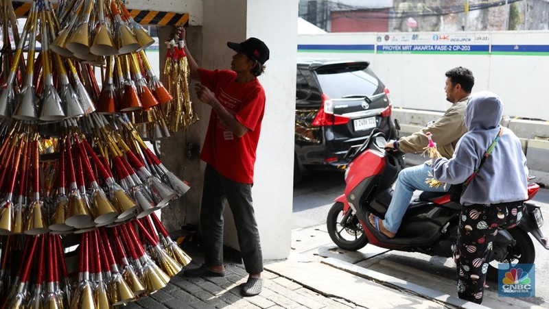 Pedagang meyelesaikan pembuatan trompet di kawasan Jalan Pintu Besar Selatan, Jakarta, Jumat (29/12/2023). (CNBC Indonesia/Tri Susilo)