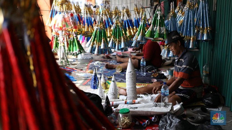 Pedagang meyelesaikan pembuatan trompet di kawasan Jalan Pintu Besar Selatan, Jakarta, Jumat (29/12/2023). (CNBC Indonesia/Tri Susilo)