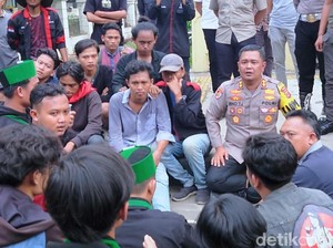 Polisi dan Mahasiswa Aksi Ricuh di Depan Walkot Cilegon Sudah Damai