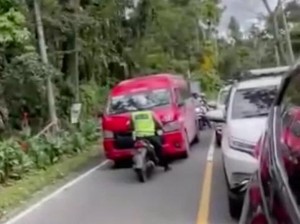 Viral Polisi Pukul Mundur Minibus Lawan Arah di Deli Serdang