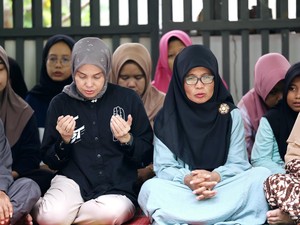 Kunjungi Purbalingga, Istri Ganjar Sempatkan Ziarah ke Makam Ibunda