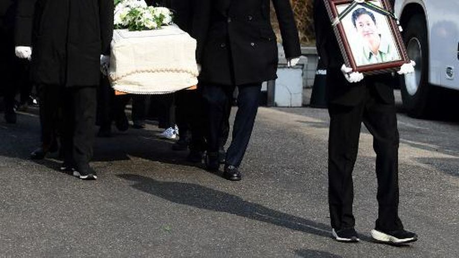 Suasana pemakaman  aktor Lee Sun-kyun terlihat di luar aula pemakaman di Seoul, Korea Selatan, Jumat (29/12/2023). (Korea Pool/Getty Images)