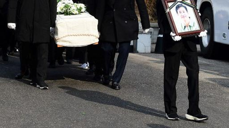 Suasana pemakaman  aktor Lee Sun-kyun terlihat di luar aula pemakaman di Seoul, Korea Selatan, Jumat (29/12/2023). (Korea Pool/Getty Images)
