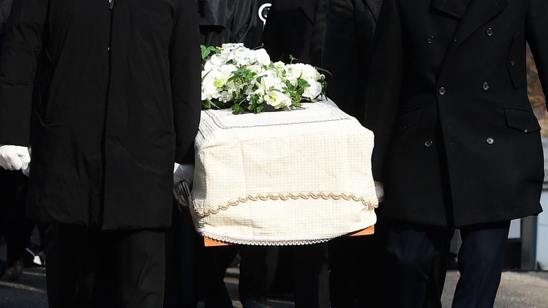 Suasana pemakaman  aktor Lee Sun-kyun terlihat di luar aula pemakaman di Seoul, Korea Selatan, Jumat (29/12/2023). (Korea Pool/Getty Images)