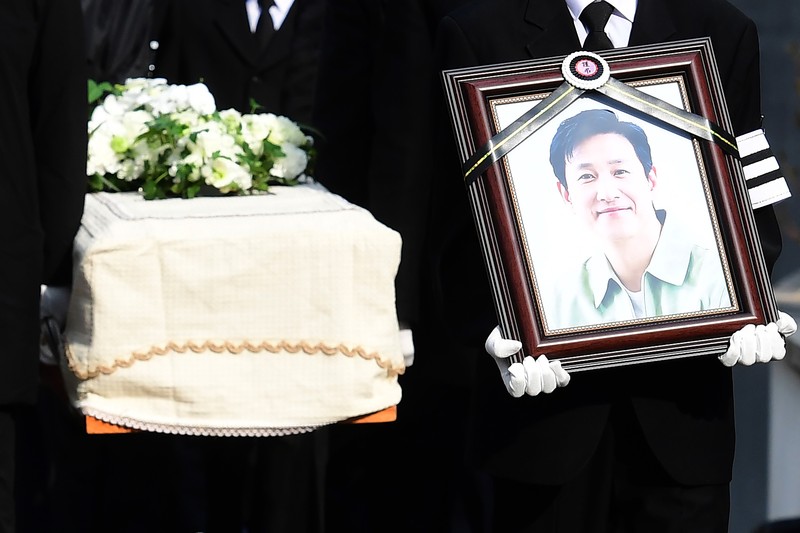 Suasana pemakaman aktor Lee Sun-kyun terlihat di luar aula pemakaman di Seoul, Korea Selatan, Jumat (29/12/2023). (Korea Pool/Getty Images) Suasana pemakaman aktor Lee Sun-kyun terlihat di luar aula pemakaman di Seoul, Korea Selatan, Jumat (29/12/2023). (Korea Pool/Getty Images)
