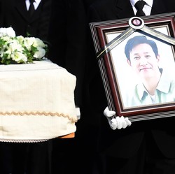 Tangis Pedih Pelayat di Pemakaman Aktor Parasite Lee Sun-kyun
