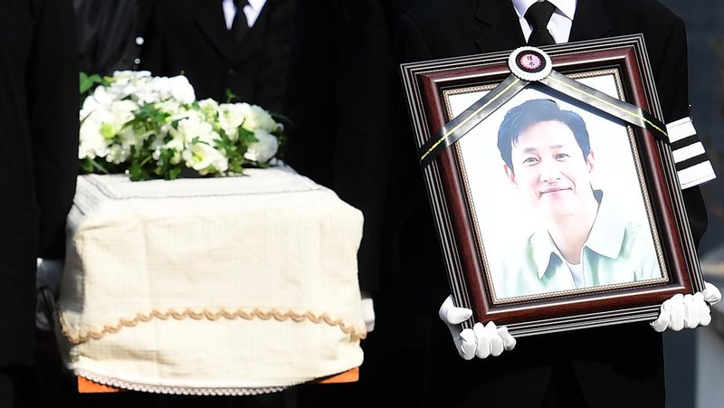 Suasana pemakaman  aktor Lee Sun-kyun terlihat di luar aula pemakaman di Seoul, Korea Selatan, Jumat (29/12/2023). (Korea Pool/Getty Images)