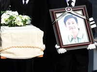 Tangis Pedih Pelayat di Pemakaman Aktor Parasite Lee Sun-kyun