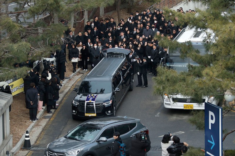 Suasana pemakaman  aktor Lee Sun-kyun terlihat di luar aula pemakaman di Seoul, Korea Selatan, Jumat (29/12/2023). (Korea Pool/Getty Images)