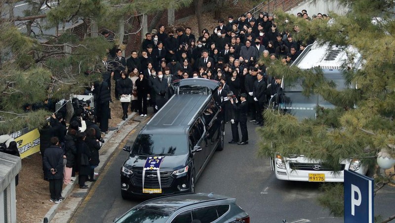 Suasana pemakaman  aktor Lee Sun-kyun terlihat di luar aula pemakaman di Seoul, Korea Selatan, Jumat (29/12/2023). (Korea Pool/Getty Images)